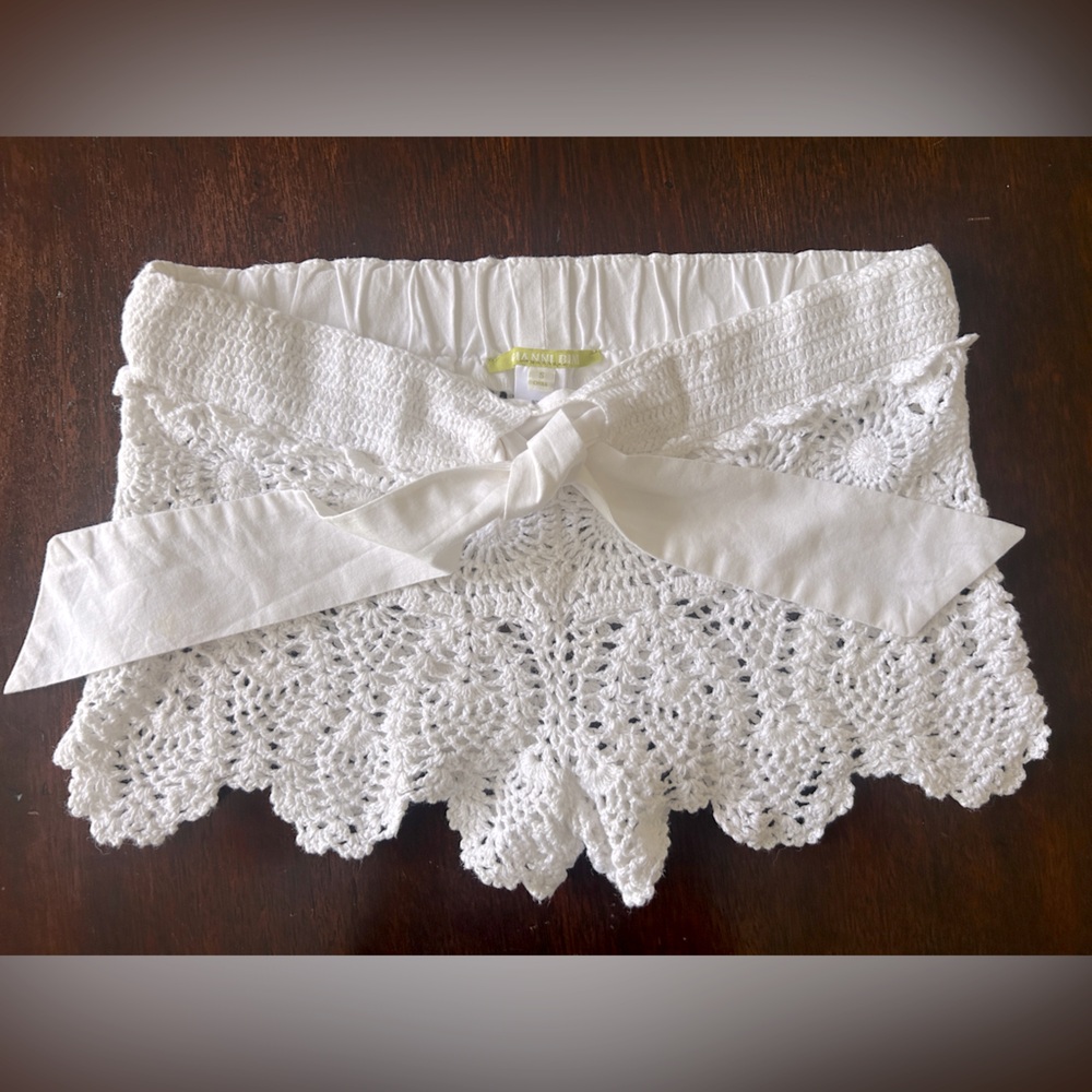 NWOT Gianni Bini White Scallop Crochet Shorts with tie belt Beach Swim Coverup